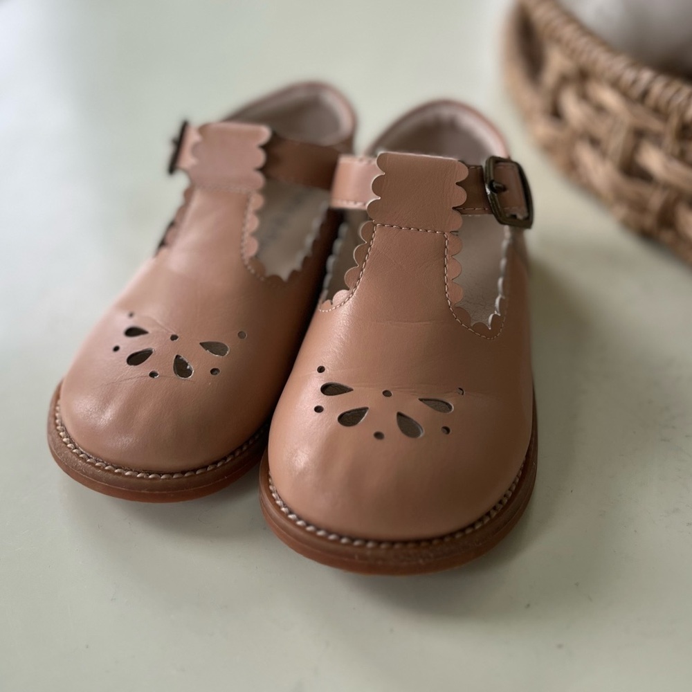 Felix & Flora Mary Janes with scalloped edge Neutral beige tan size 7 toddler